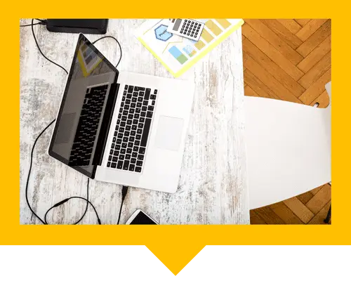 Aufgeklappter Laptop auf einem Tisch