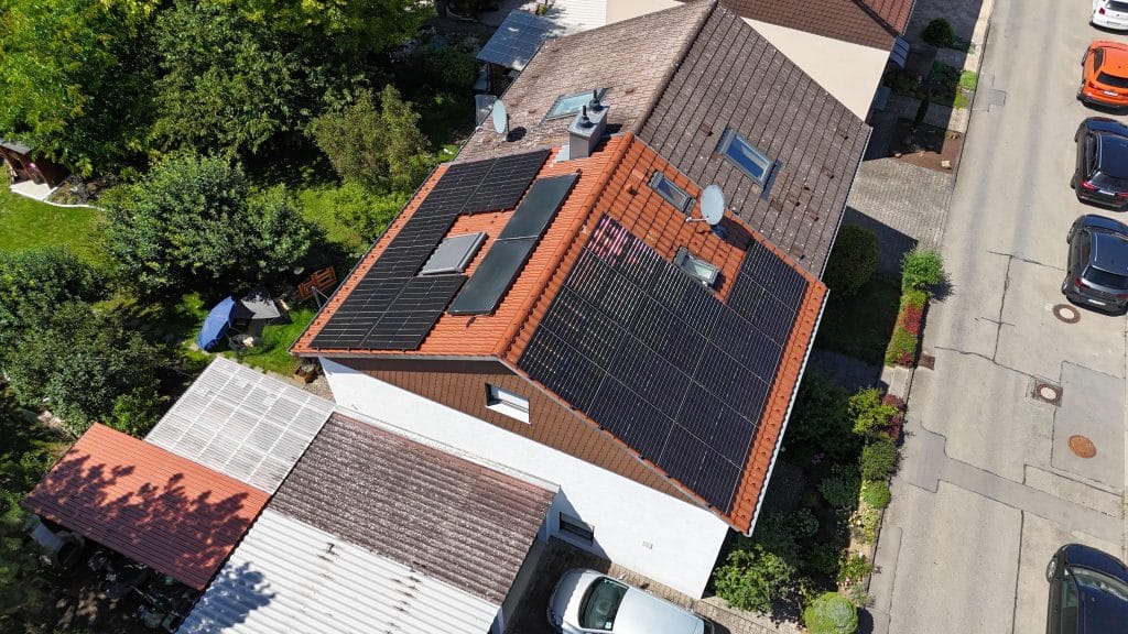 Dach eines Wohnhauses mit installierter Photovoltaikanlage und Batteriespeicher für Autarkie.
