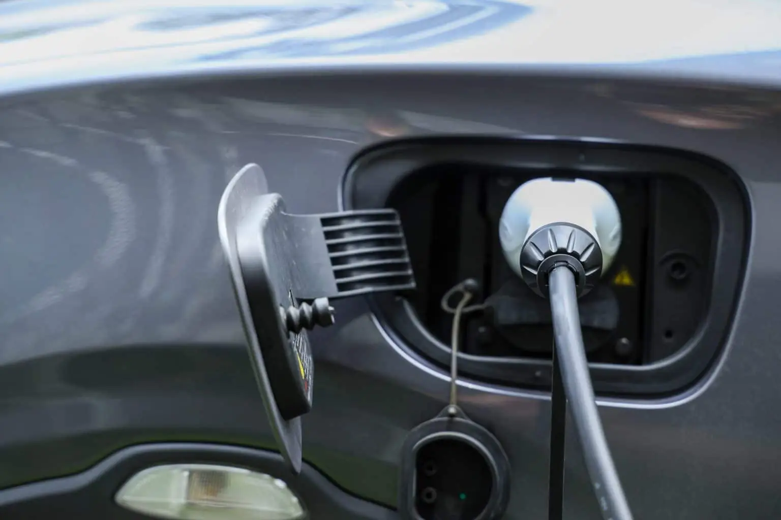 Ladestecker in der Ladebuchse eines Elektroautos
