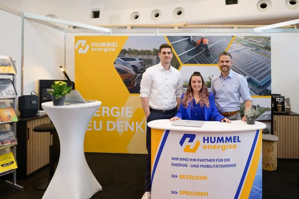 Team von HUMMEL energize am Messestand – persönliche Beratung zu Photovoltaik, Speicher und E-Mobilität
