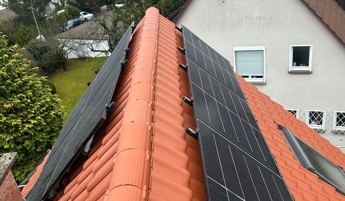 12,42 kWp Ost-West Photovoltaikanlage mit Batteriespeicher und Wärmepumpen-Kopplung in Stuttgart, installiert von HUMMEL energize