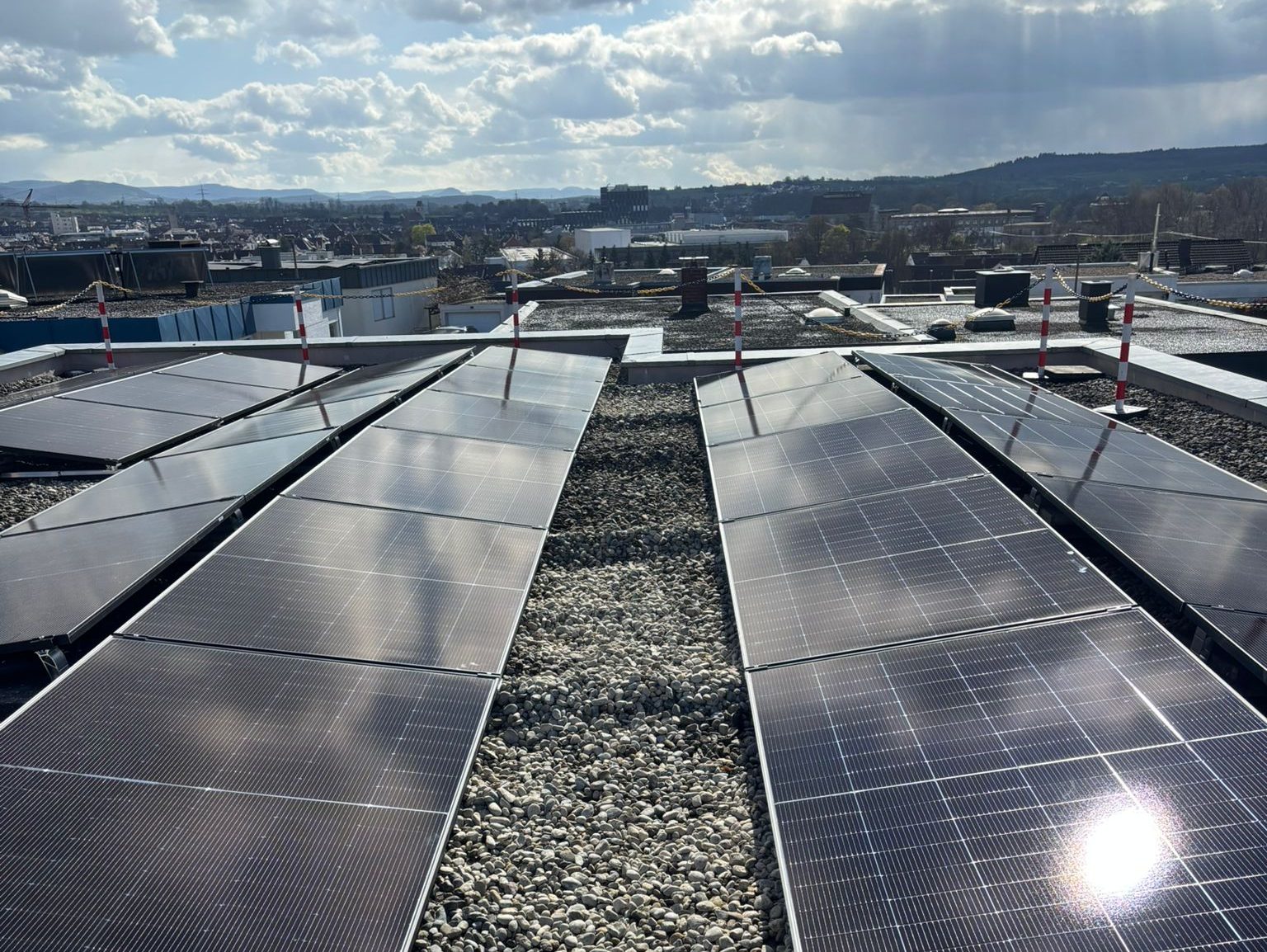 Nachgerüstete PV-Anlage mit neuem Hybrid-Wechselrichter und 11 kWh Batteriespeicher auf einem Einfamilienhaus in Wendlingen am Neckar, installiert von HUMMEL energize