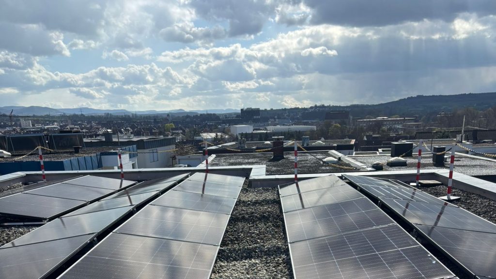 Nachgerüstete PV-Anlage mit neuem Hybrid-Wechselrichter und 11 kWh Batteriespeicher auf einem Einfamilienhaus in Wendlingen am Neckar, installiert von HUMMEL energize