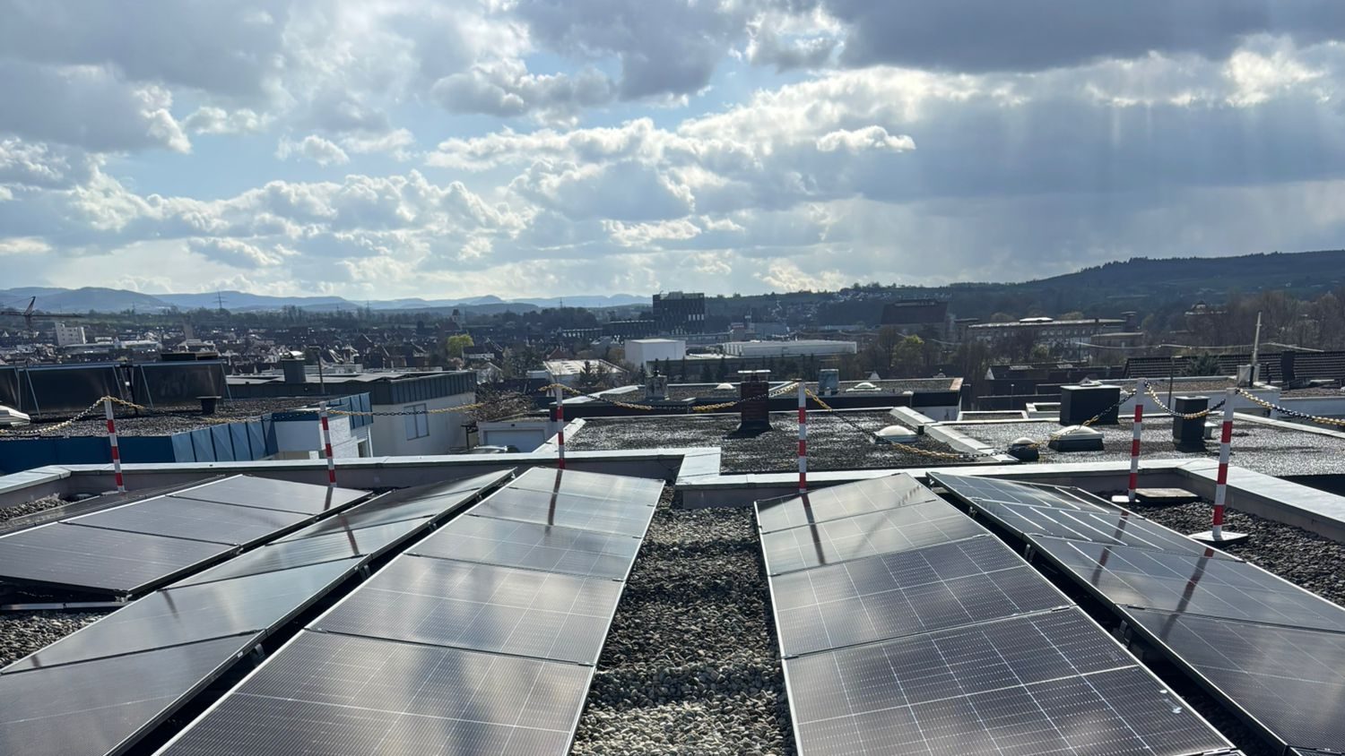Nachgerüstete PV-Anlage mit neuem Hybrid-Wechselrichter und 11 kWh Batteriespeicher auf einem Einfamilienhaus in Wendlingen am Neckar, installiert von HUMMEL energize