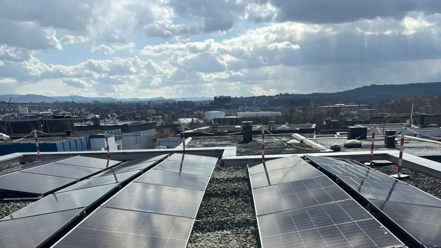 Nachgerüstete PV-Anlage mit neuem Hybrid-Wechselrichter und 11 kWh Batteriespeicher auf einem Einfamilienhaus in Wendlingen am Neckar, installiert von HUMMEL energize