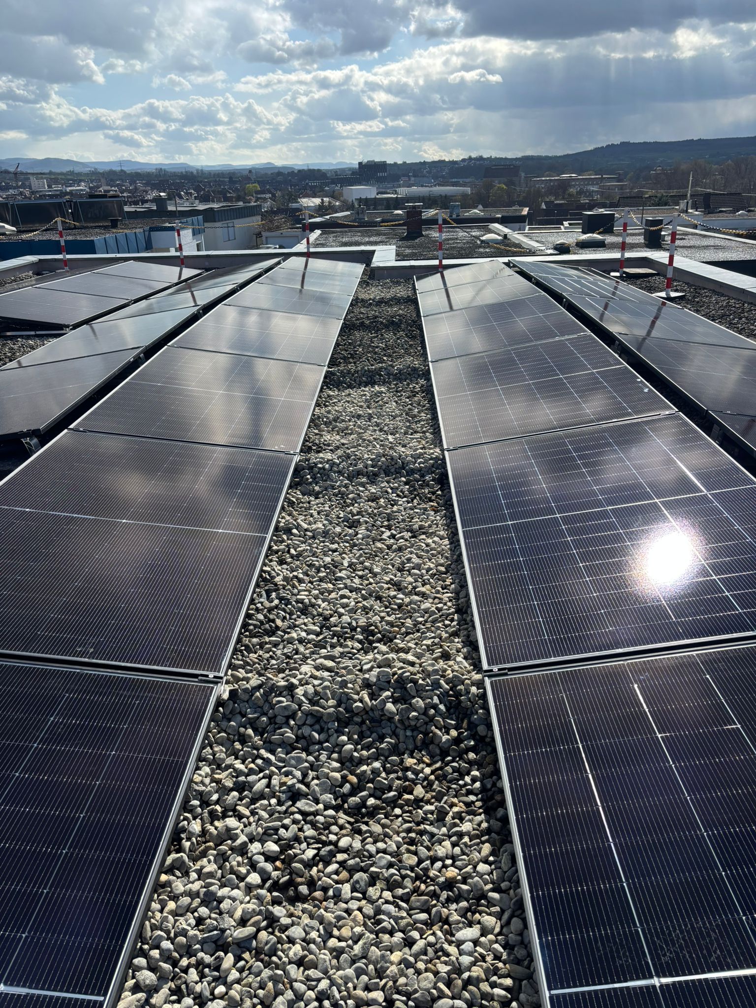 Nachgerüstete PV-Anlage mit neuem Hybrid-Wechselrichter und 11 kWh Batteriespeicher auf einem Einfamilienhaus in Wendlingen am Neckar, installiert von HUMMEL energize