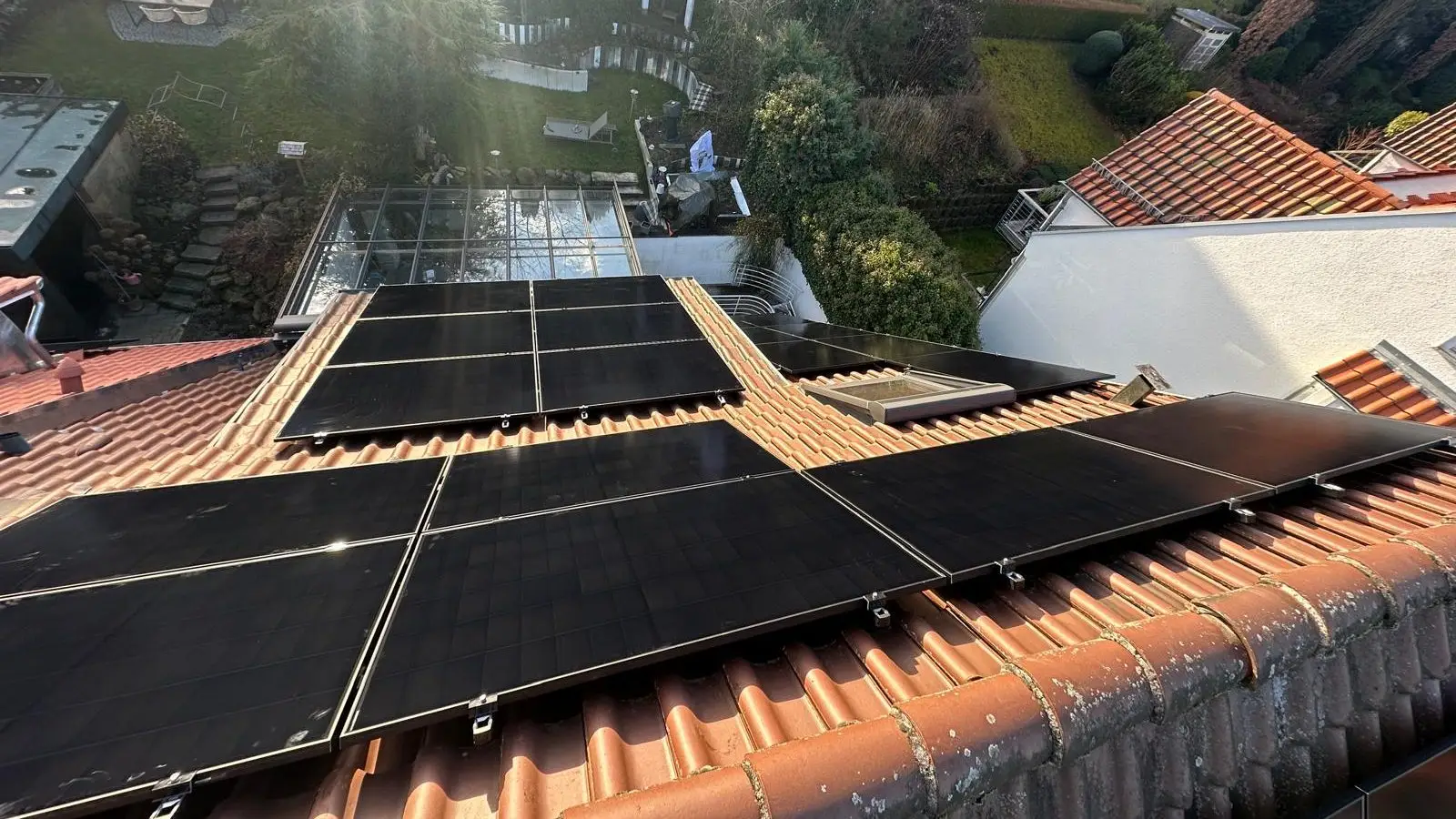 14,1 kWp Photovoltaikanlage mit 21,9 kWh Batteriespeicher auf drei Dachflächen in Stuttgart-Vaihingen, installiert von HUMMEL energize
