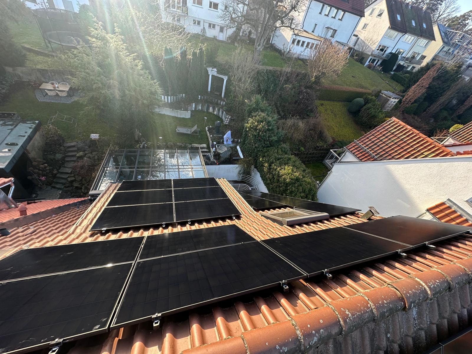 14,1 kWp Photovoltaikanlage mit 21,9 kWh Batteriespeicher auf drei Dachflächen in Stuttgart-Vaihingen, installiert von HUMMEL energize