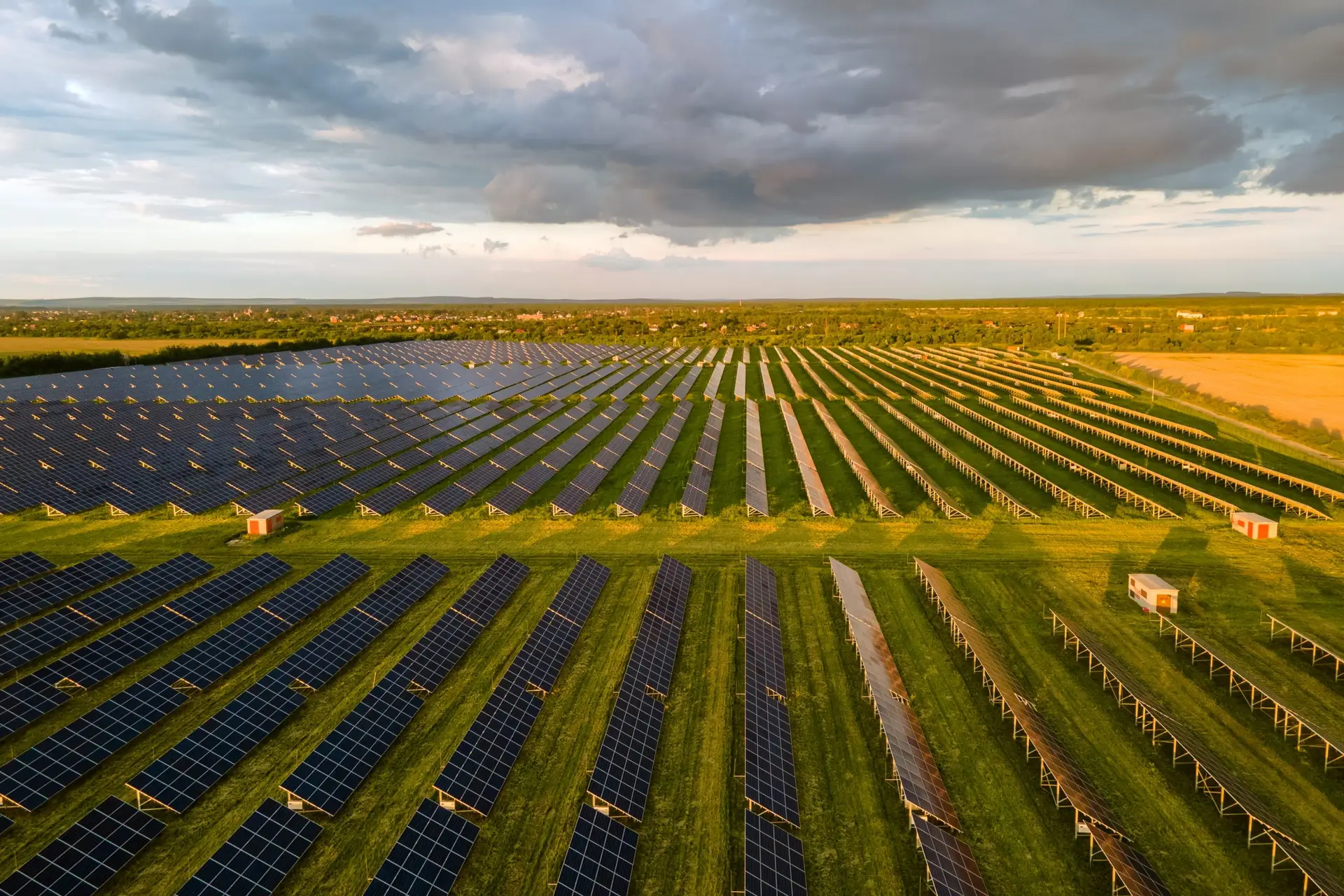 Agri-PV-Anlage mit erhöhten Solarmodulen über landwirtschaftlicher Nutzfläche in Deutschland