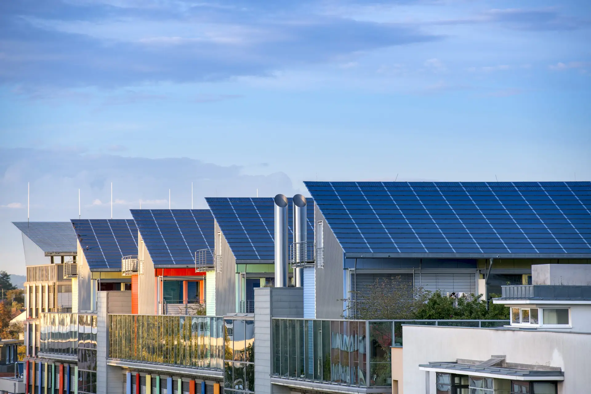 Mehrfamilienhaus mit Photovoltaik-Anlage auf dem Dach für Mieterstrom und gemeinschaftliche Gebäudeversorgung