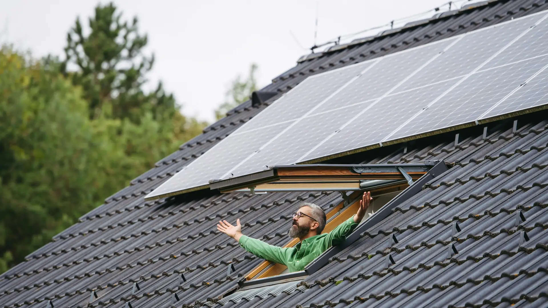Einspeisevergütung 2027: Photovoltaik-Anlage auf einem Hausdach in Süddeutschland