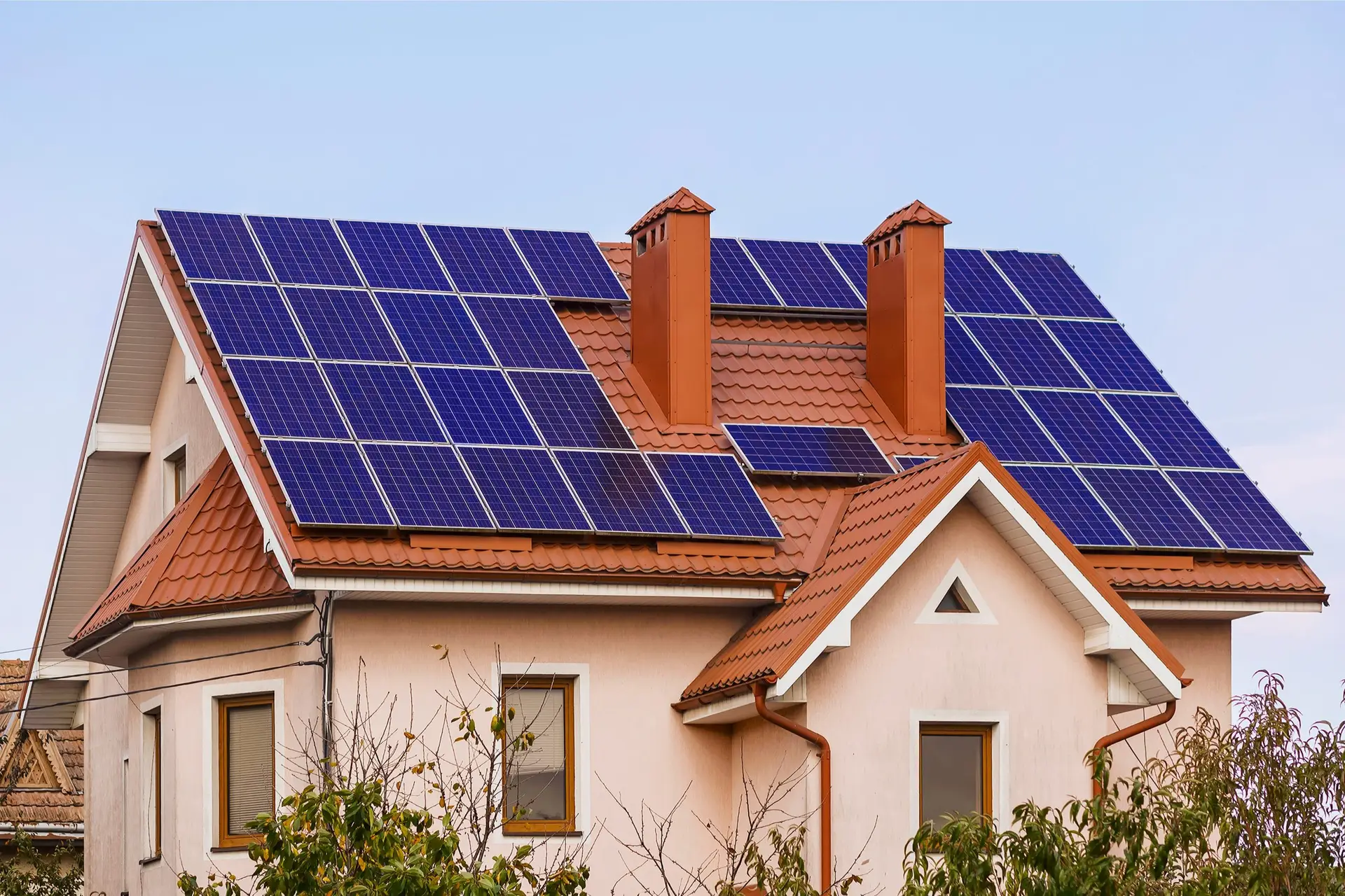 Ältere Photovoltaikanlage mit polykristallinen Modulen auf einem Einfamilienhausdach