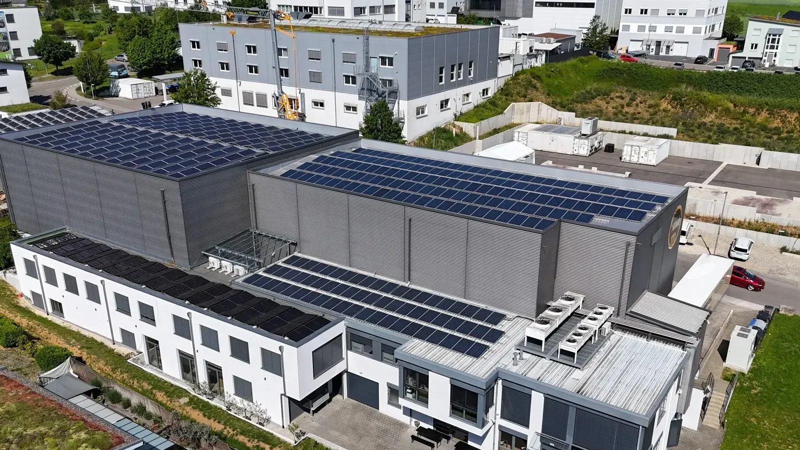 Luftaufnahme eines Gewerbebetriebs in Nürtingen mit Photovoltaik auf den Dachflächen – Referenzprojekt Gewerbespeicher.