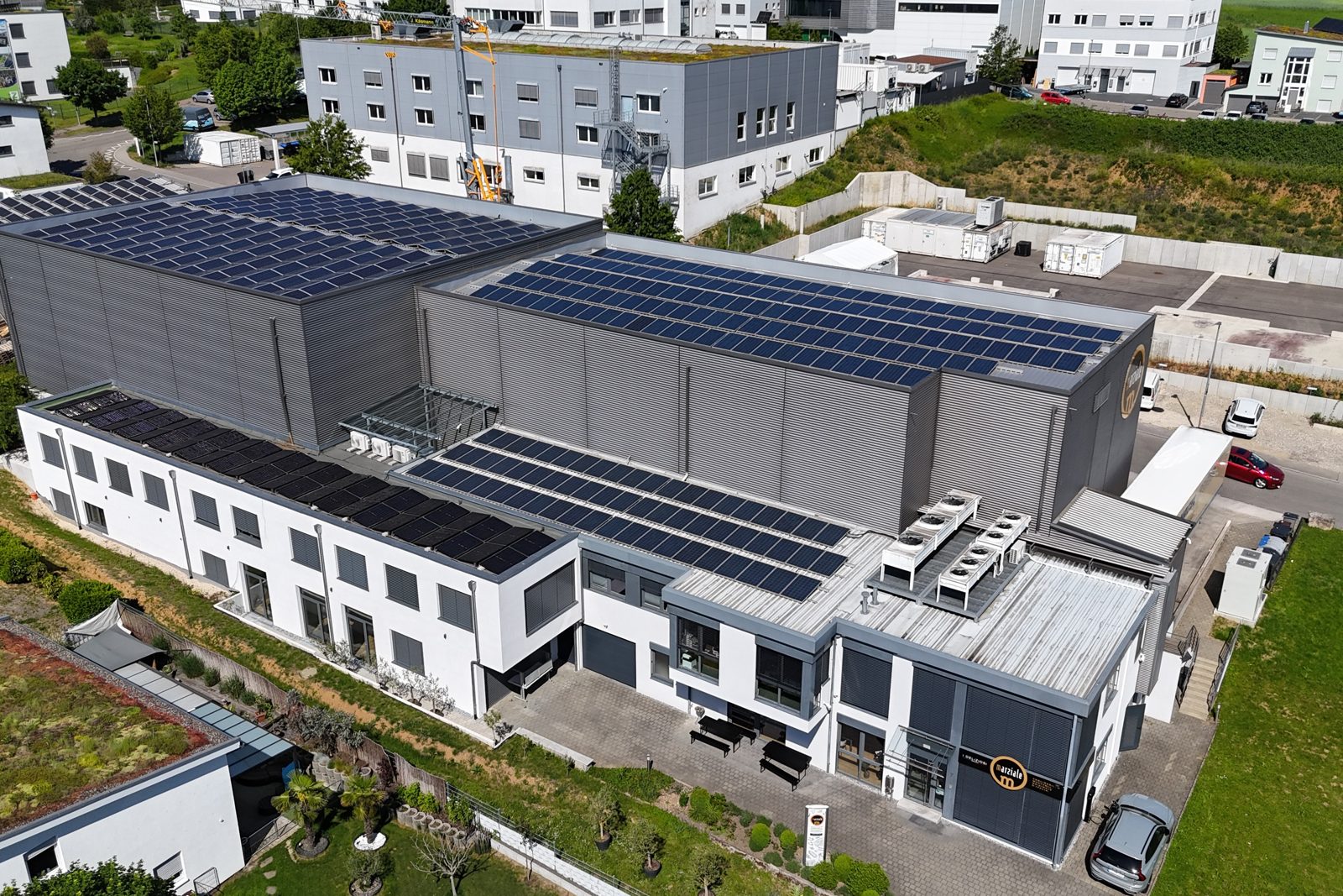 Halle der Marziale Coolinaria GmbH in Nürtingen mit Photovoltaik auf dem Dach