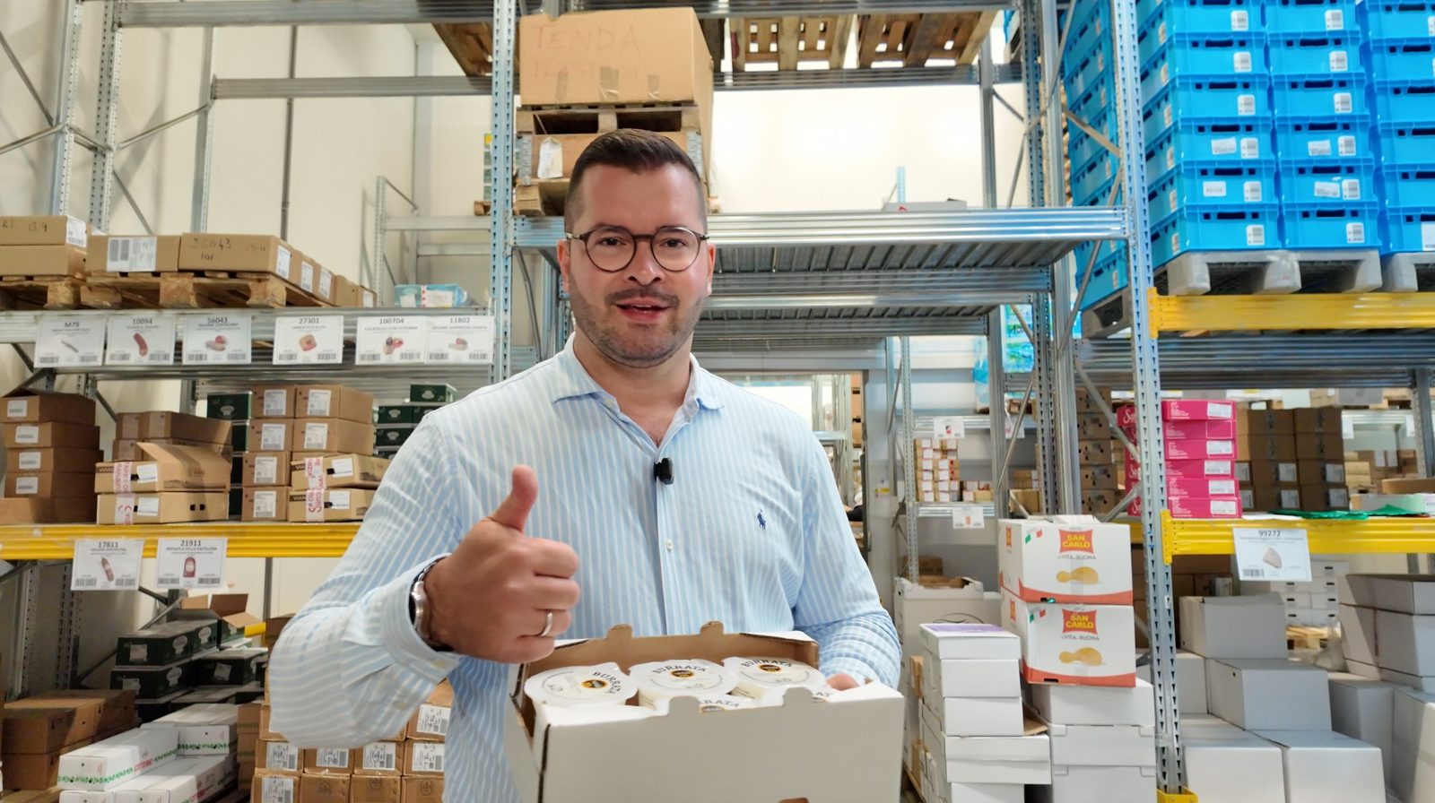 Simon Marziale-Brenner im gekühlten Lager der Marziale Coolinaria GmbH in Nürtingen