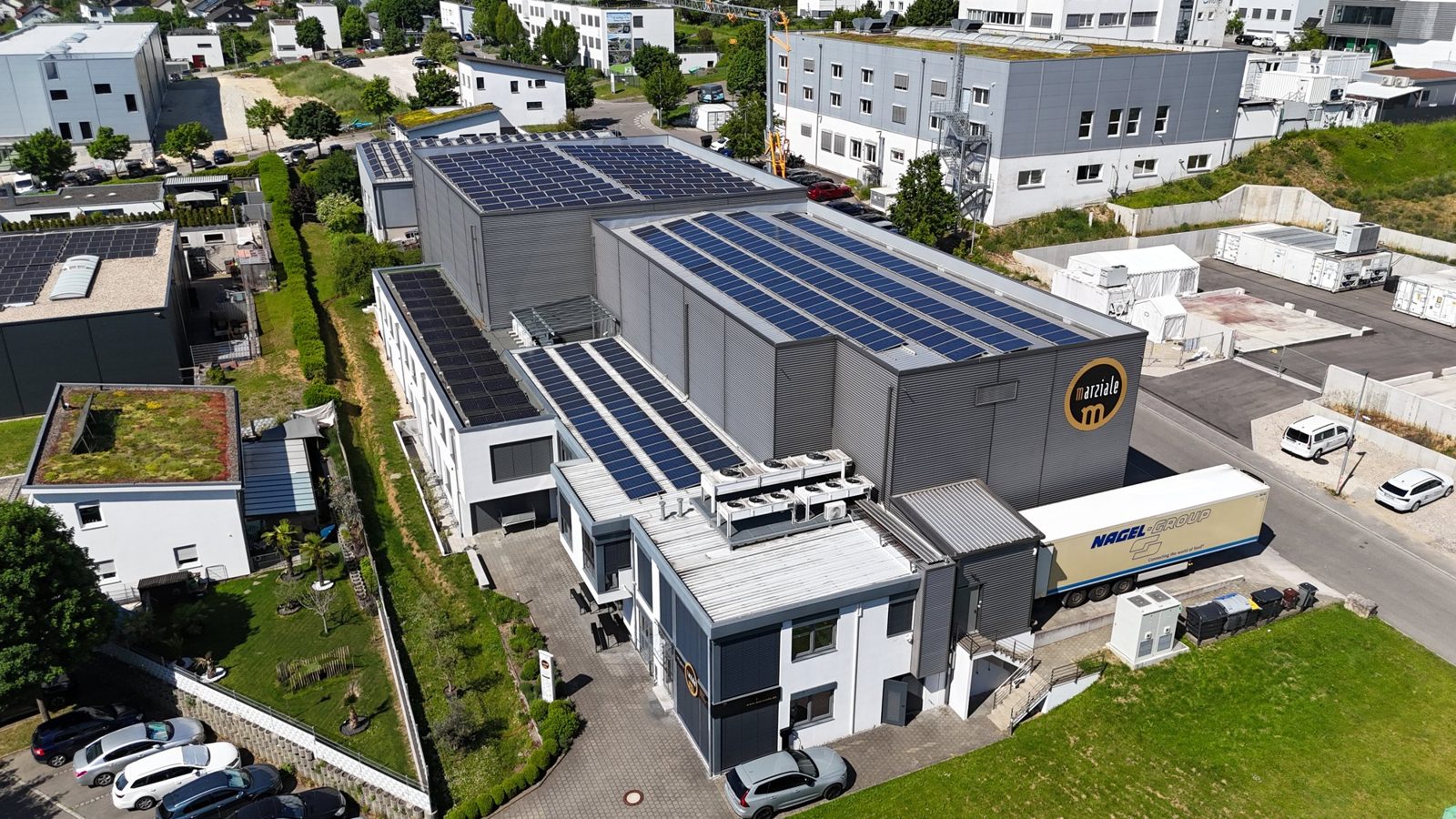 Luftaufnahme des Standorts der Marziale Coolinaria GmbH mit Photovoltaik auf den Hallendächern