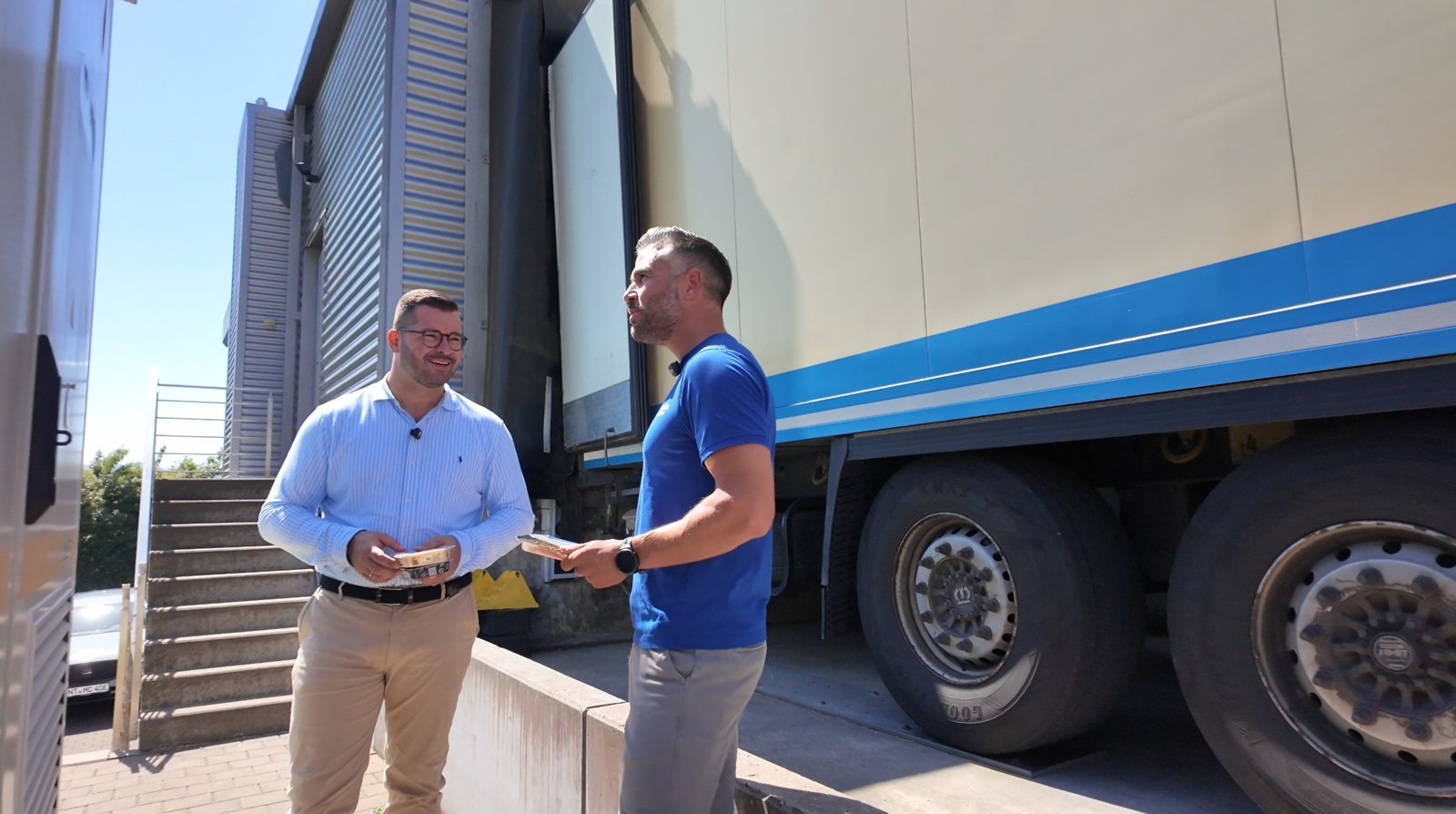 Simon Marziale-Brenner und Alexander Hummel am 522-kWh-Speichersystem in Nürtingen