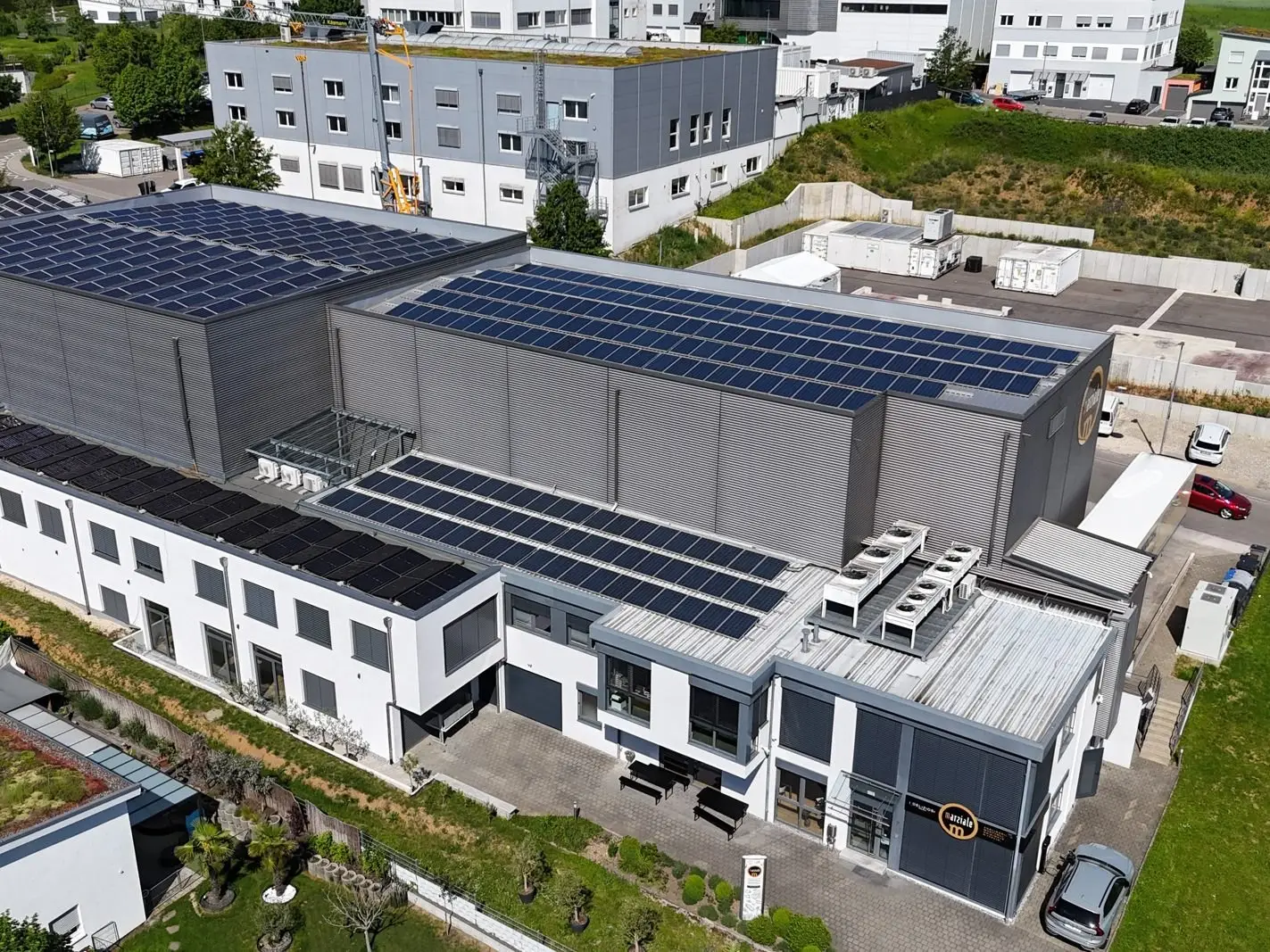 Luftaufnahme der Hallen der Marziale Coolinaria GmbH in Nürtingen mit Photovoltaik auf den Dachflächen – Referenz 522-kWh-Gewerbespeicher von HUMMEL energize