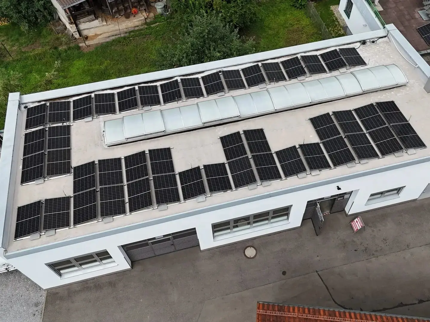 Luftaufnahme: PV-Module auf dem Flachdach eines Gewerbegebäudes in Nürtingen