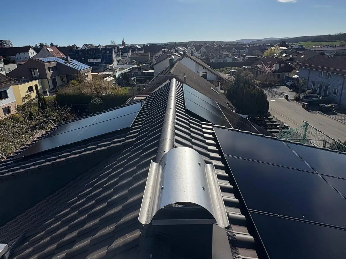 PV-Module auf Nord- und Südseite eines Satteldachs in Erkenbrechtsweiler