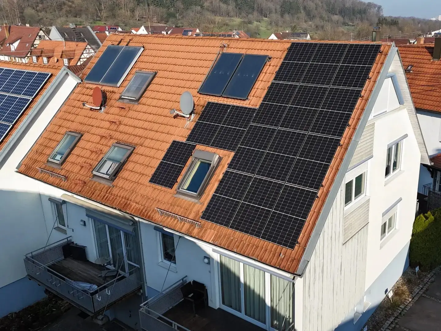 Luftaufnahme: PV-Anlage auf dem Ziegeldach eines Wohnhauses in Frickenhausen-Linsenhofen