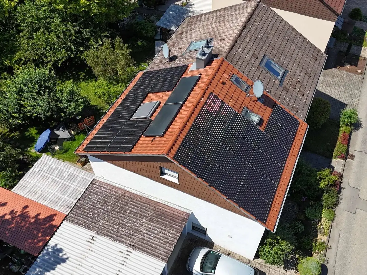 Luftaufnahme: PV-Anlage auf beiden Dachseiten einer Doppelhaushälfte in Großbettlingen