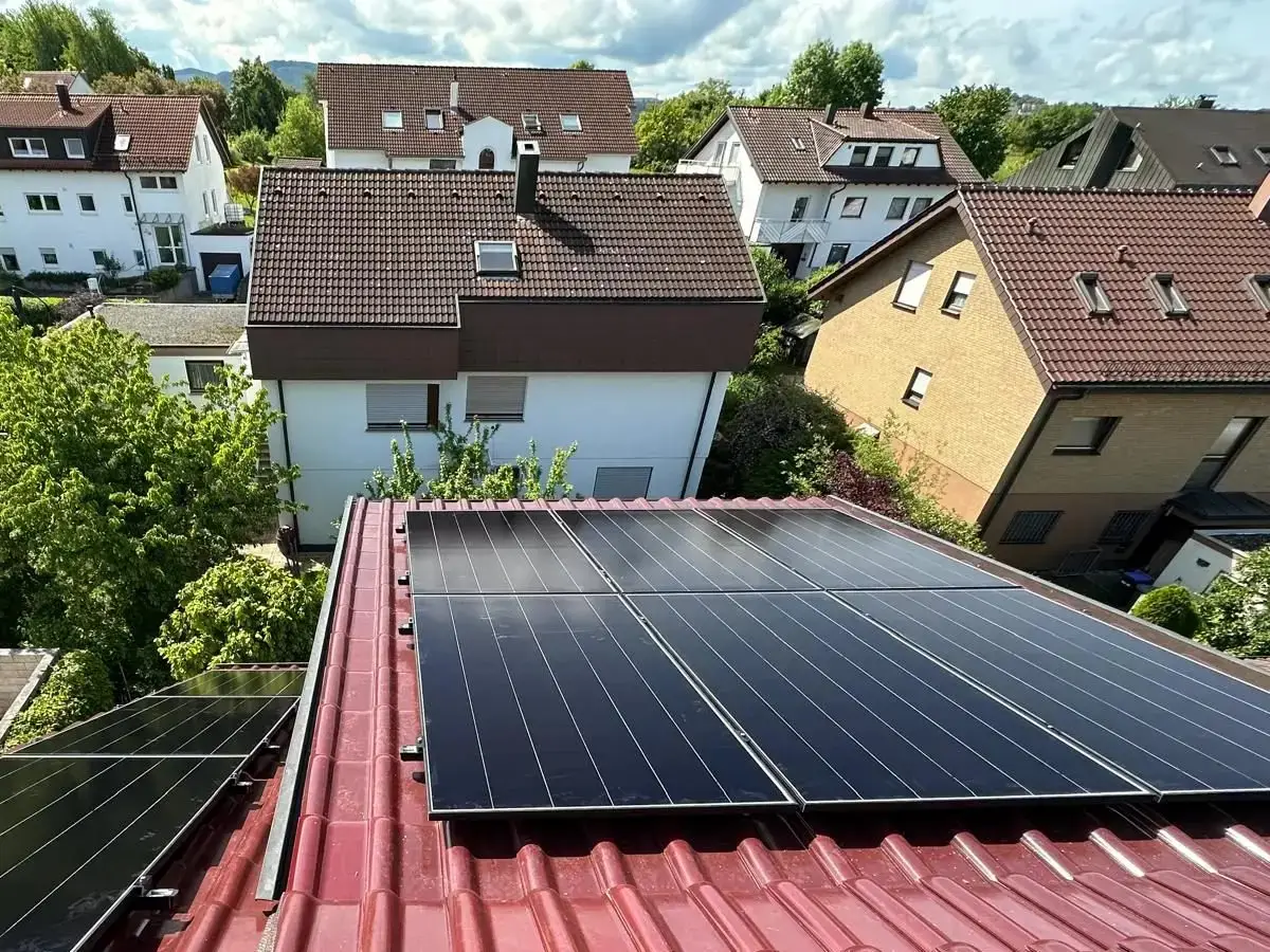 PV-Anlage auf dem Ziegeldach eines Einfamilienhauses in Großbettlingen