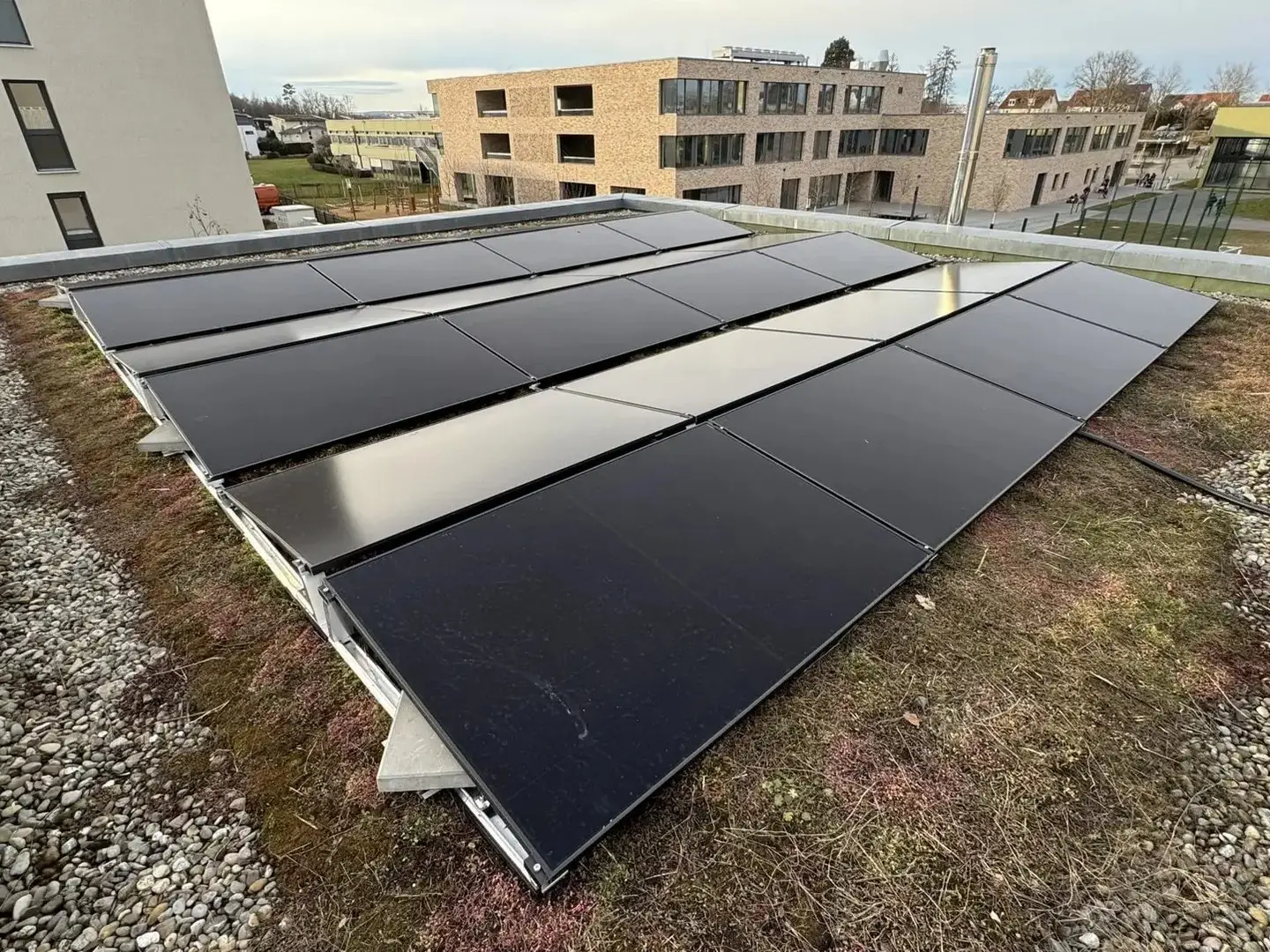 PV-Anlage auf dem Flachdach in Neuhausen auf den Fildern: 11,04 kWp mit Gründach und Speicher