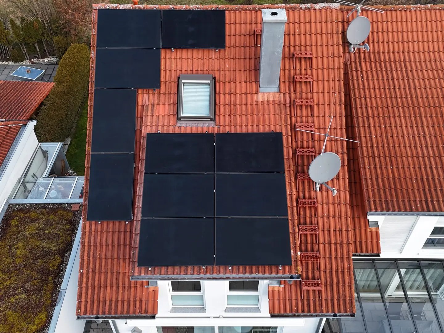 Luftaufnahme: PV-Anlage auf Hauptdach und Gaube eines Einfamilienhauses in Neuffen
