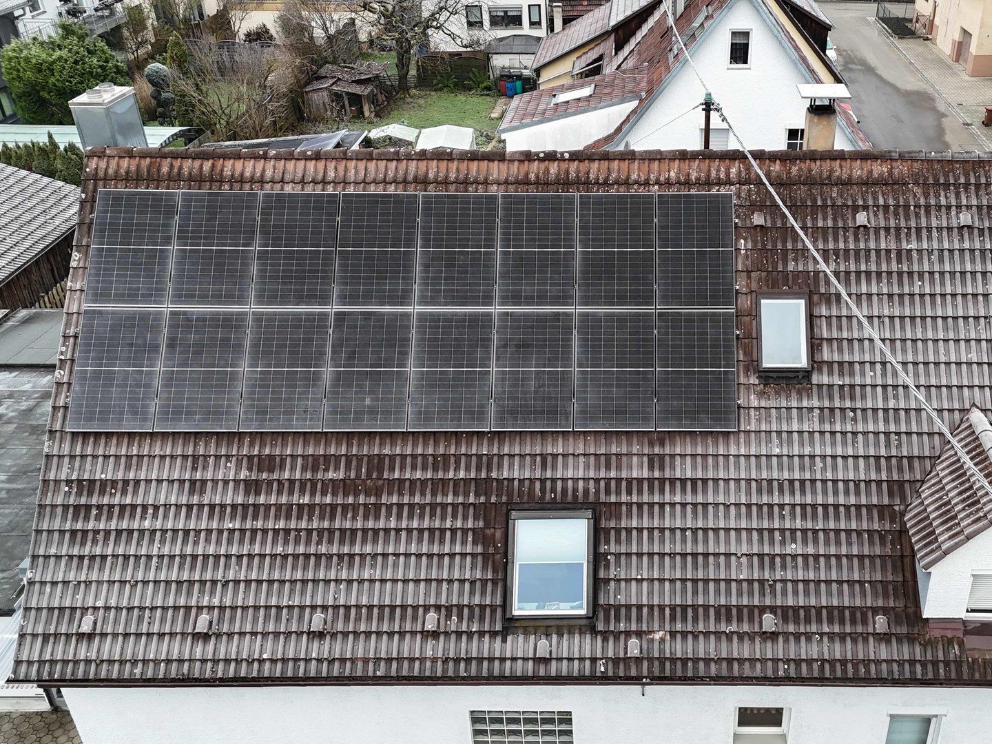 Luftaufnahme: PV-Anlage auf dem Satteldach eines Wohnhauses in Nürtingen-Reudern