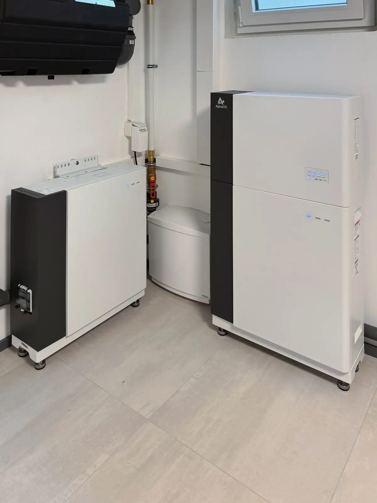 Hybrid-Wechselrichter und Batteriespeicher von AlphaESS mit 18,6 kWh im Technikraum eines Einfamilienhauses in Nürtingen