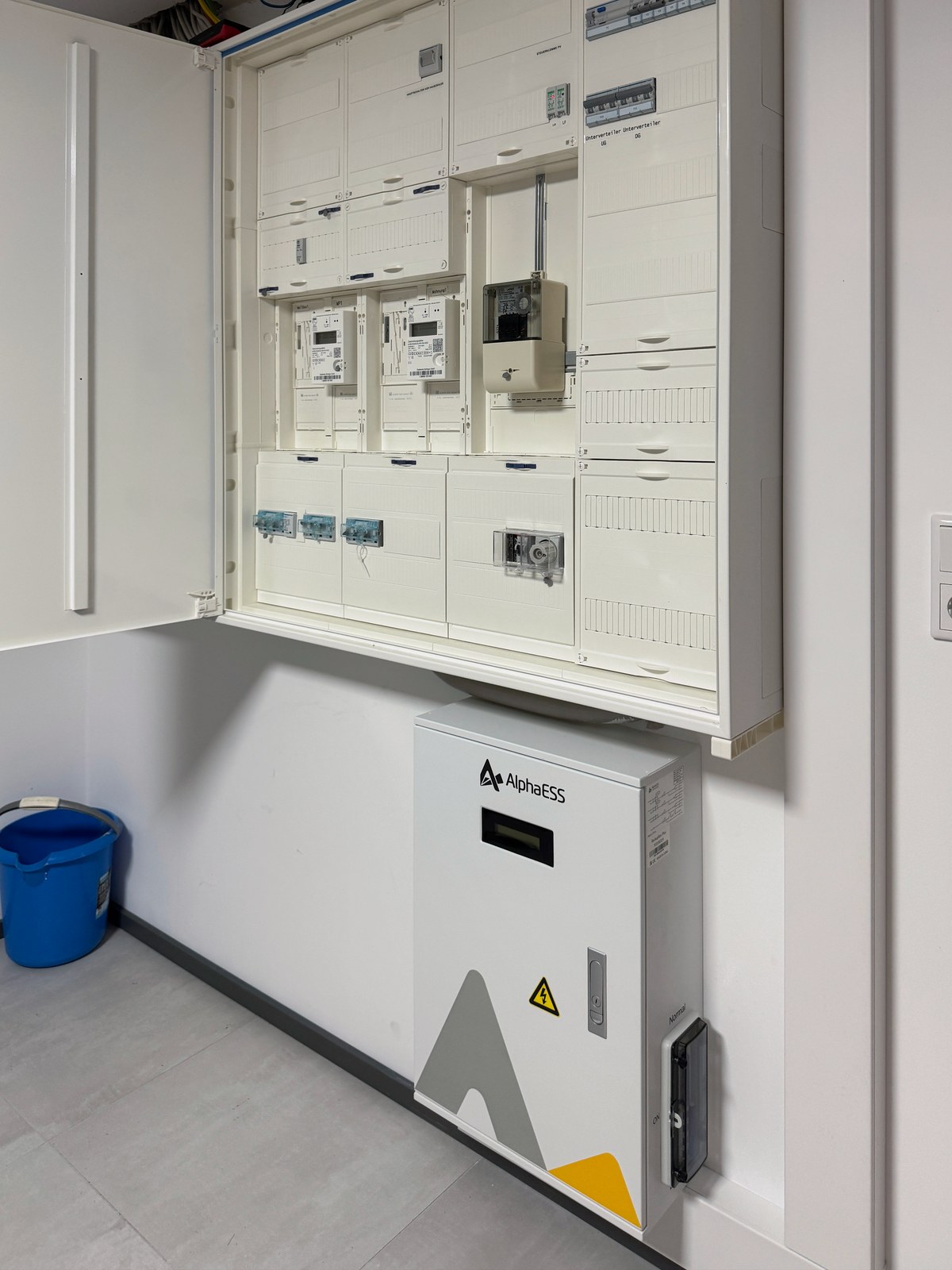 Zählerschrank mit Backup Box PLUS von AlphaESS als Notstrom-Umschaltung in einem Einfamilienhaus in Nürtingen