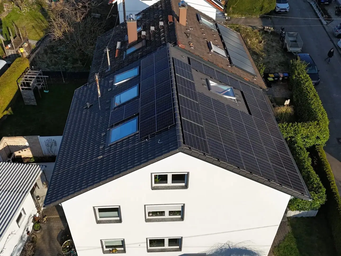 Luftaufnahme: PV-Anlage auf dem Satteldach eines Mehrfamilienhauses in Ostfildern-Ruit