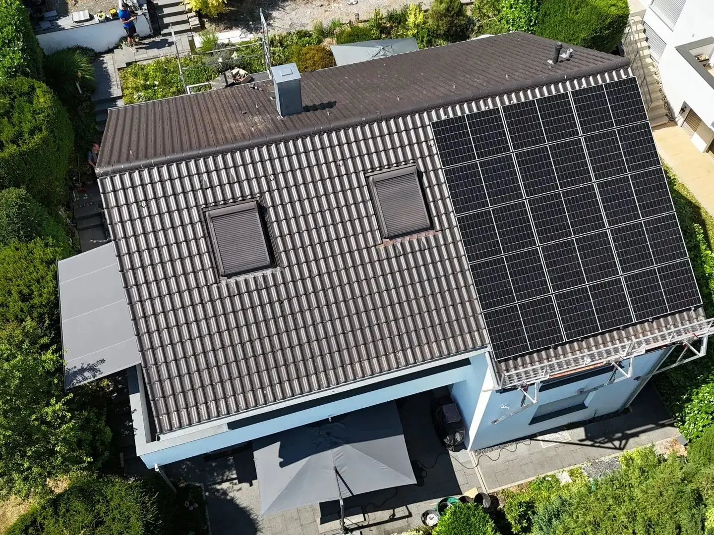 Luftaufnahme: PV-Anlage auf dem Dach eines Einfamilienhauses in Remseck am Neckar