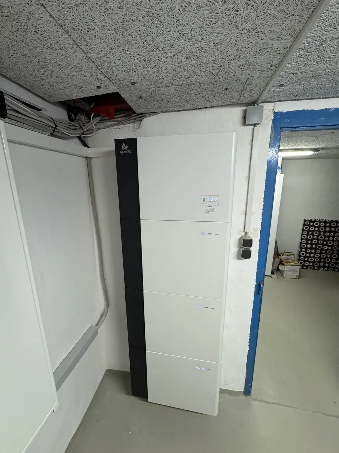 Batteriespeicher mit 10,95 kWh, an der Wand im Kellerraum montiert