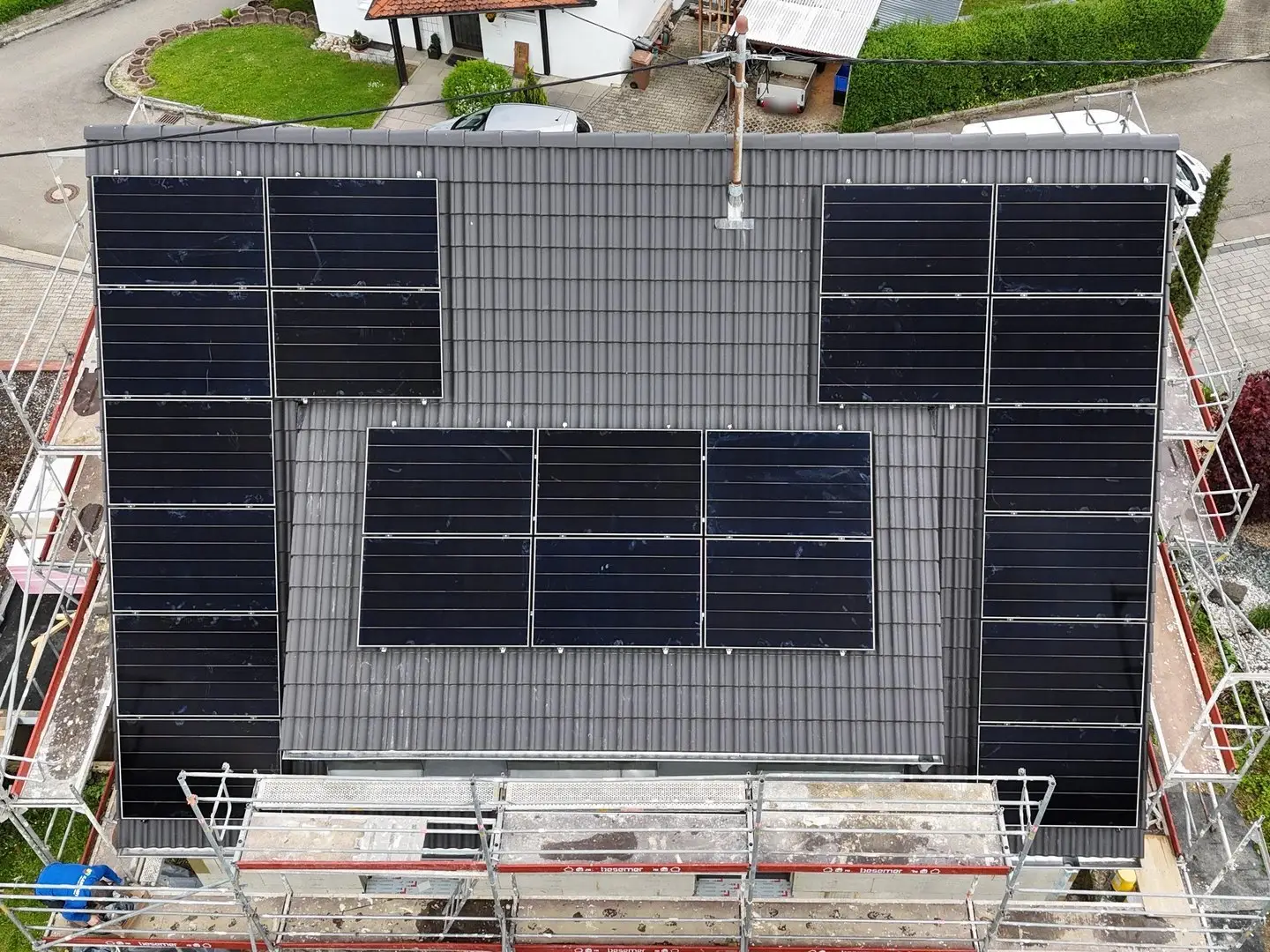 Draufsicht per Drohne: 16 PV-Module auf dem Hauptdach, sechs Module auf der Gaube