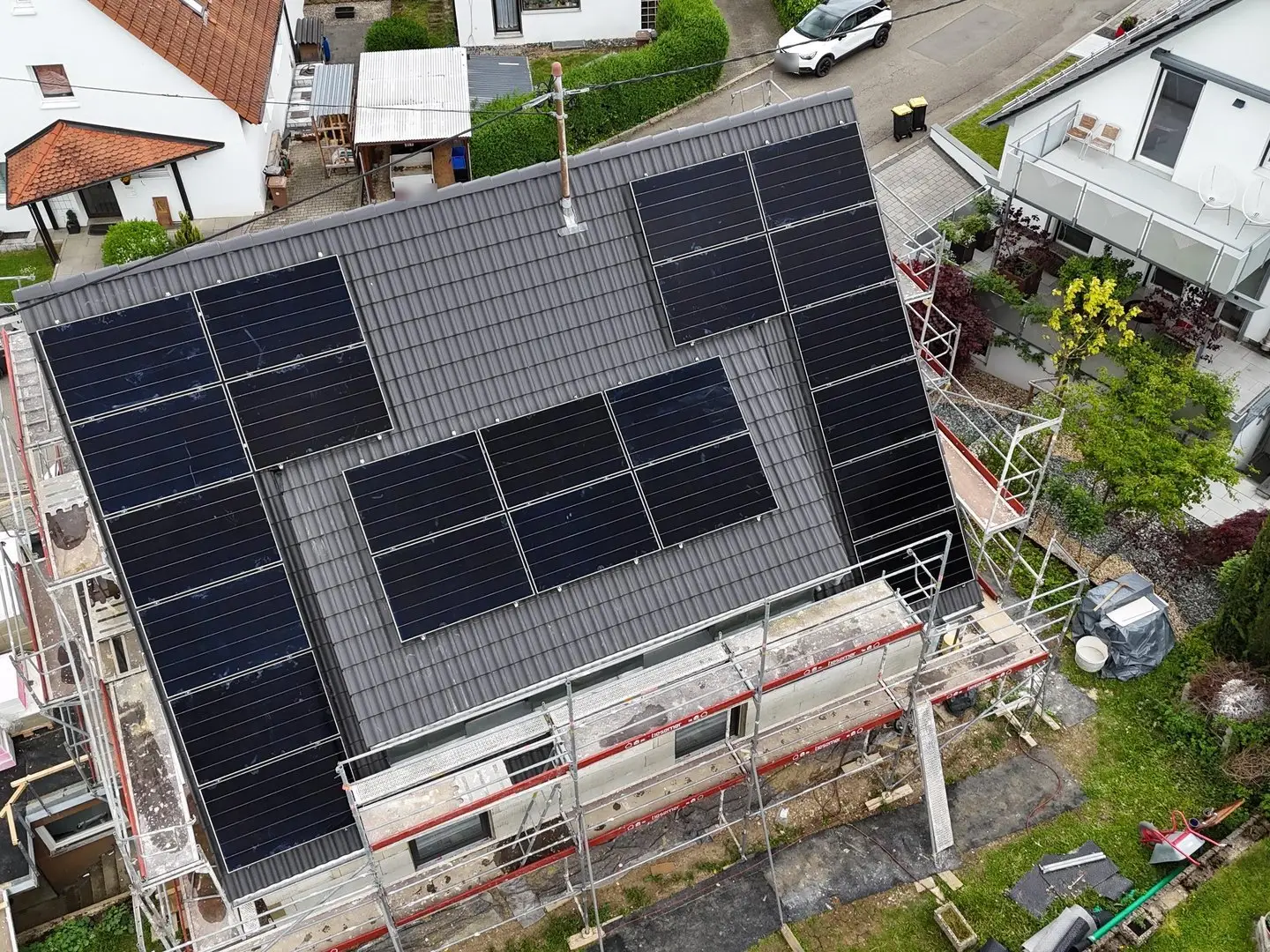 Luftaufnahme: Photovoltaikanlage mit 22 Modulen auf Hauptdach und Gaube eines Wohnhauses in Kohlberg