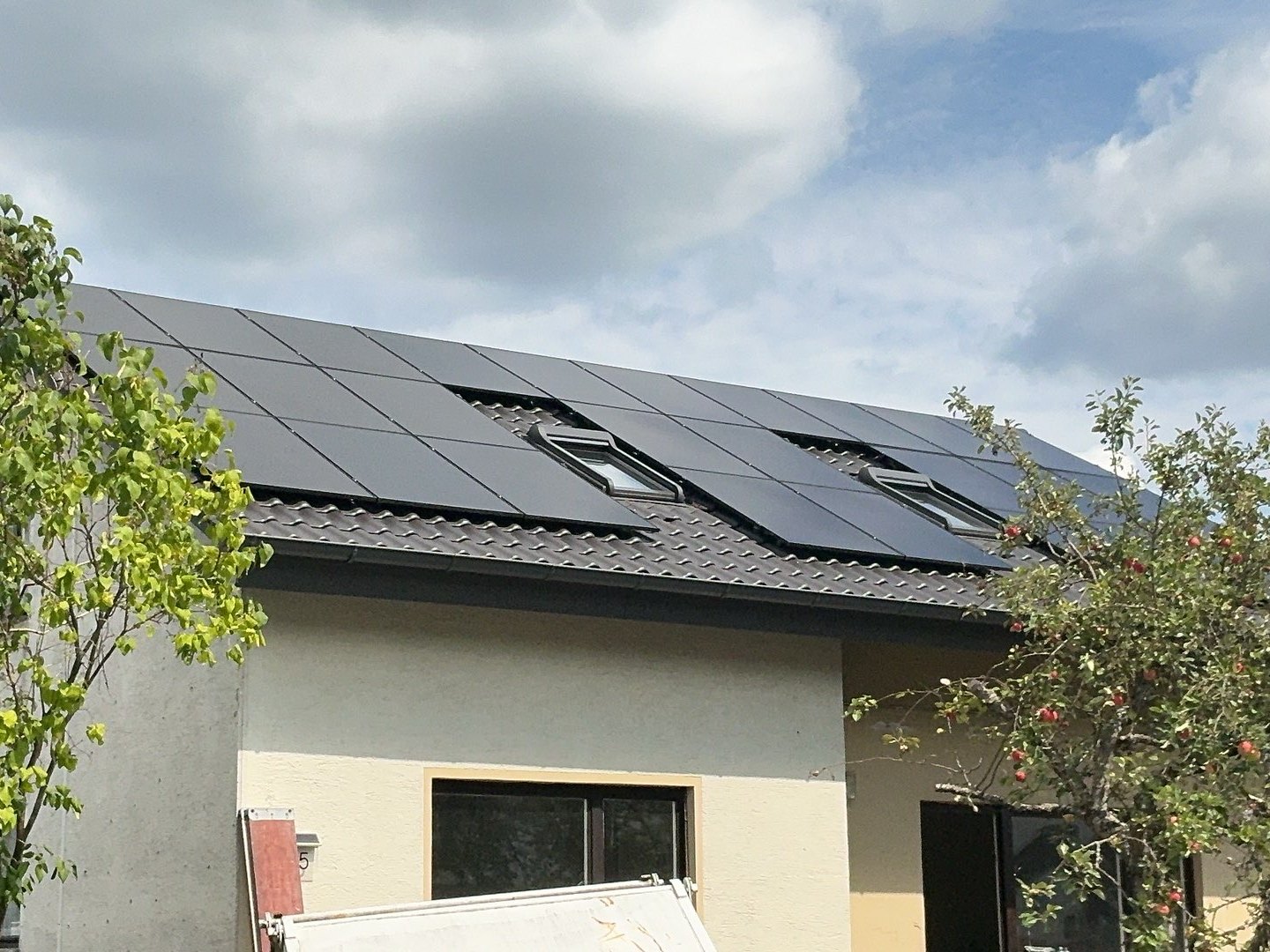 Wohnhaus in Neuffen mit PV-Anlage rund um zwei Dachfenster