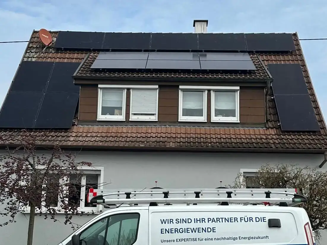 Einfamilienhaus in Nürtingen mit PV-Anlage auf Hauptdach und Gaube