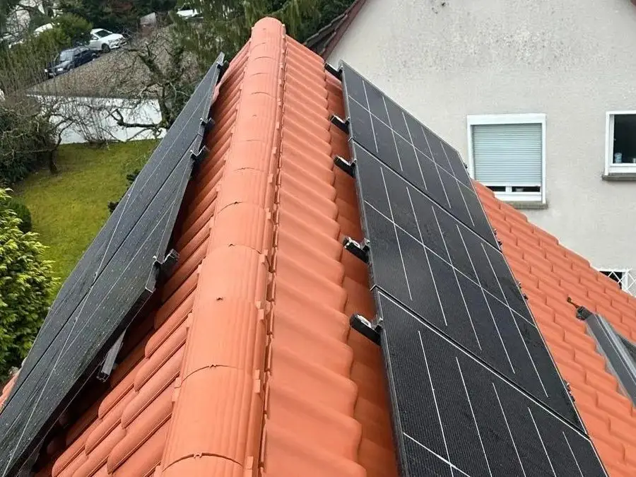 PV-Anlage auf beiden Seiten eines Satteldachs in Stuttgart