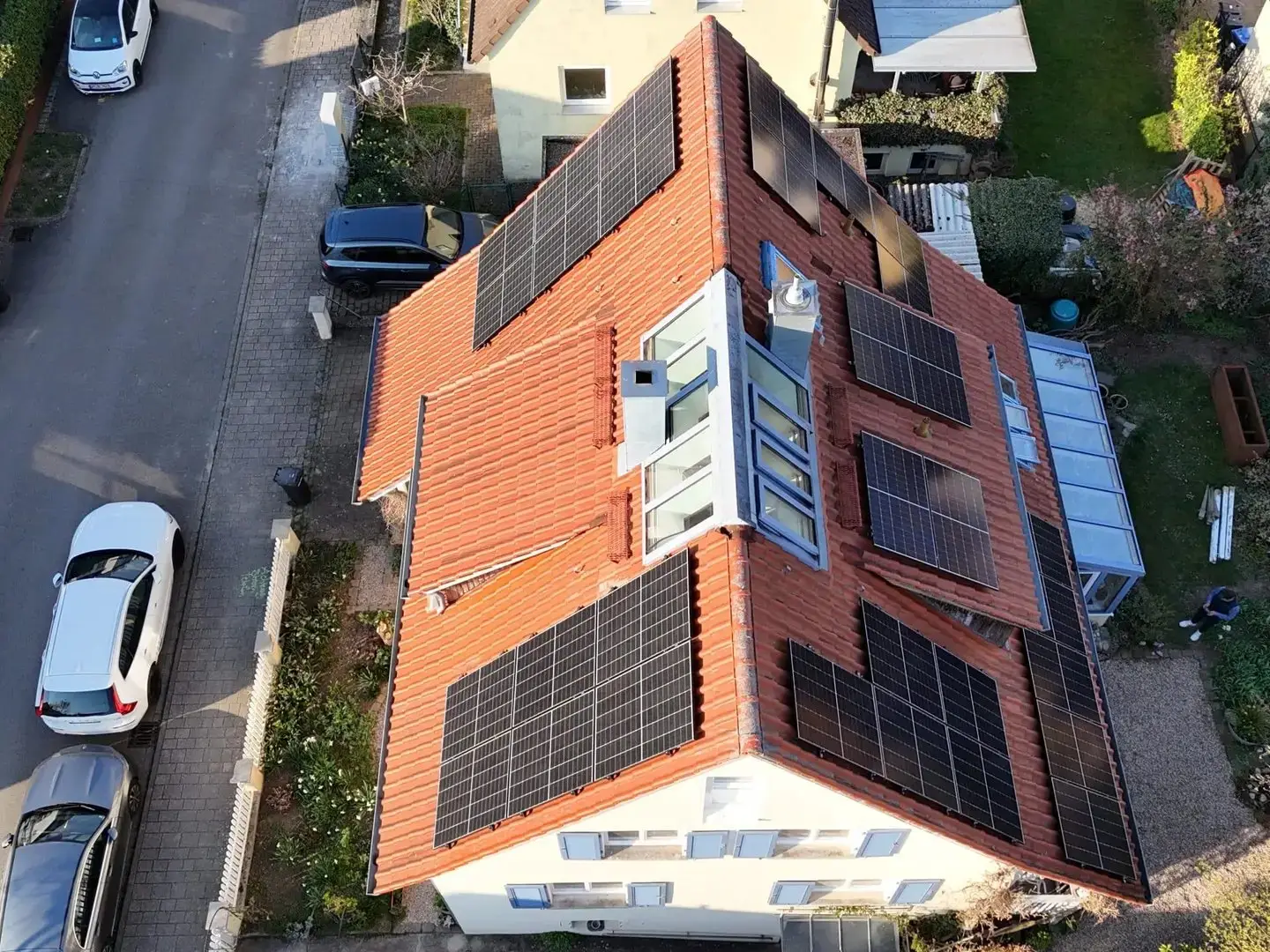 Luftaufnahme: PV-Anlage auf mehreren Dachflächen eines Wohnhauses in Unterensingen