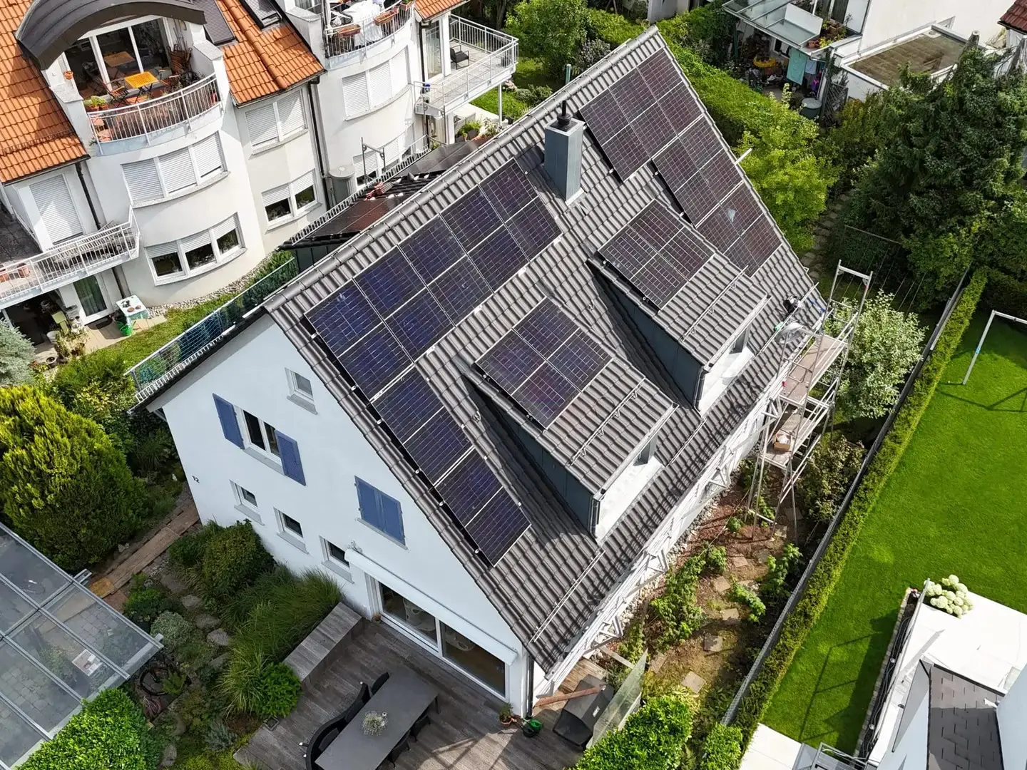 Luftaufnahme eines Wohnhauses in Stuttgart mit PV-Anlage aus 32 Solarmodulen