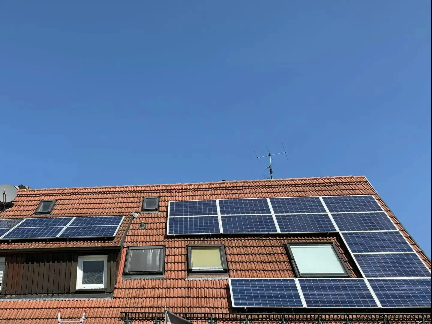 PV-Anlage auf einem Ziegeldach in Frickenhausen nach Wartung und Modulreinigung