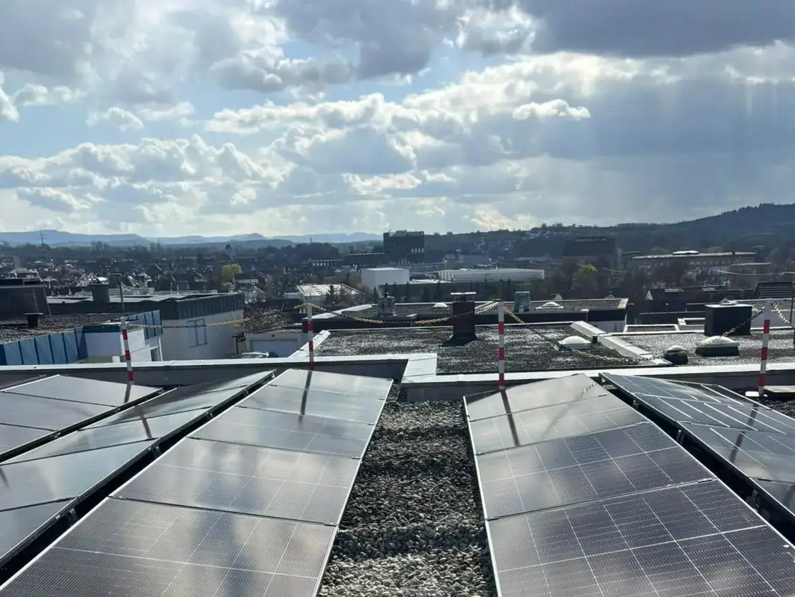 PV-Bestandsanlage in Ost-West-Ausrichtung auf dem Flachdach eines Wohnhauses in Wendlingen am Neckar
