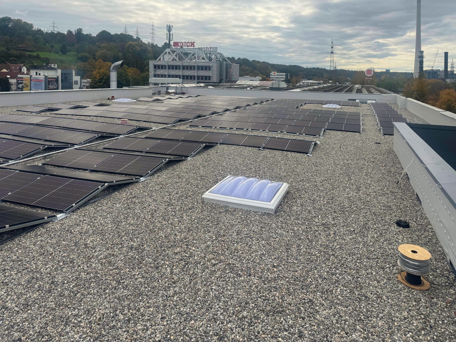 Modulreihen in Ost-West-Ausrichtung auf dem Kiesdach des Logistikgebäudes von Friedr. Dick in Deizisau