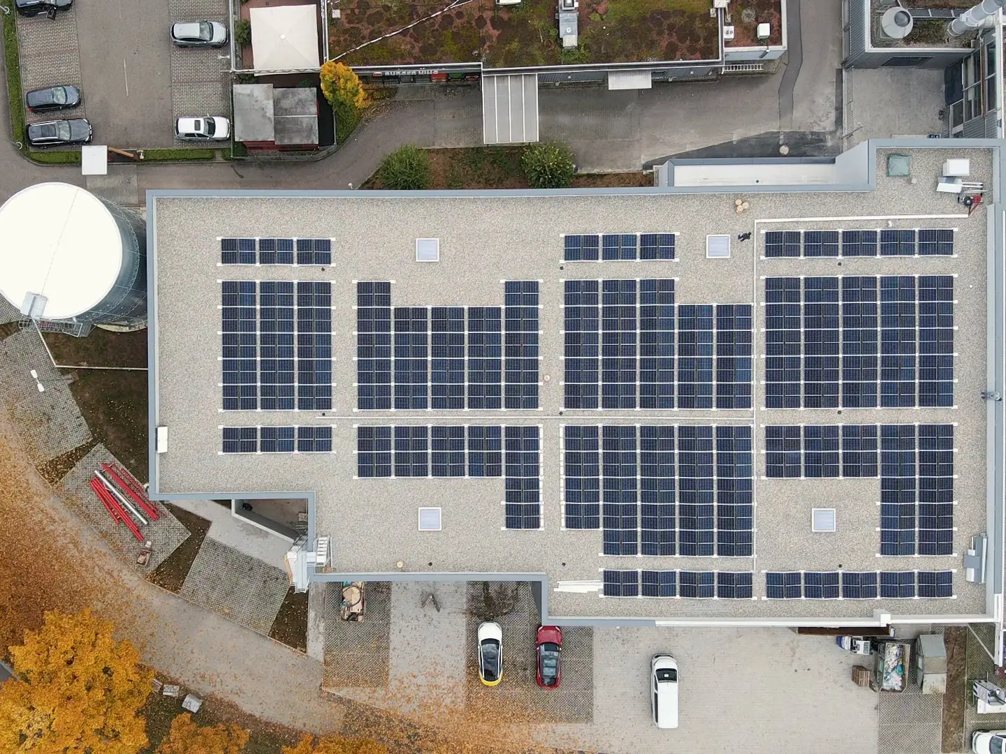 Photovoltaikanlage von oben auf dem Logistikgebäude von Friedr. Dick in Deizisau, Landkreis Esslingen
